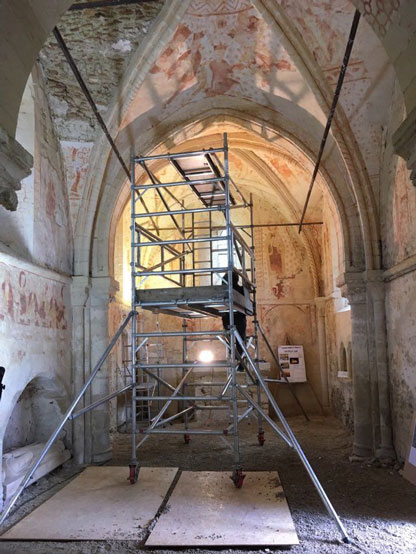 Photographie montrant un chantier d'études et diagnostics, au sein d'une chapelle