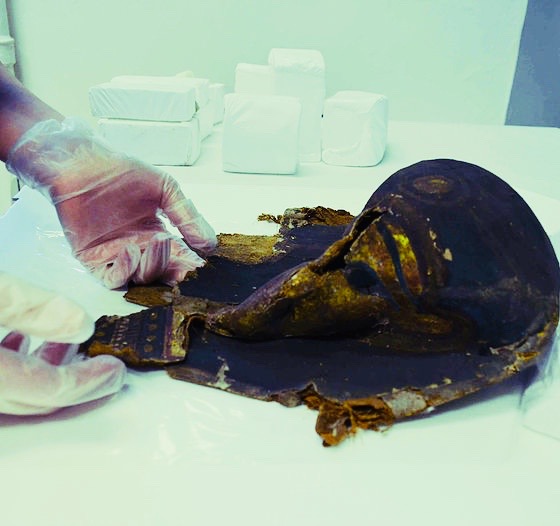 Photographie présentant un masque funéraire de momie égyptienne