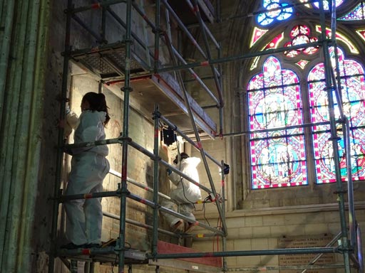 Photographie d'un chantier d'une restauration de peintures murales, réalisé sur échafaudage