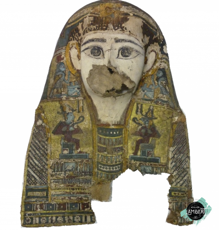 Photographie de l'oeuvre Masque de momie, de Artisan égyptien. Nature de l'intervention: Refixage et nettoyage de la couche picturale. Remise en forme.