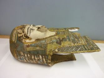 Photographie de l'oeuvre Masque de momie, de Artisan égyptien. Nature de l'intervention: Refixage et nettoyage de la couche picturale. Remise en forme..