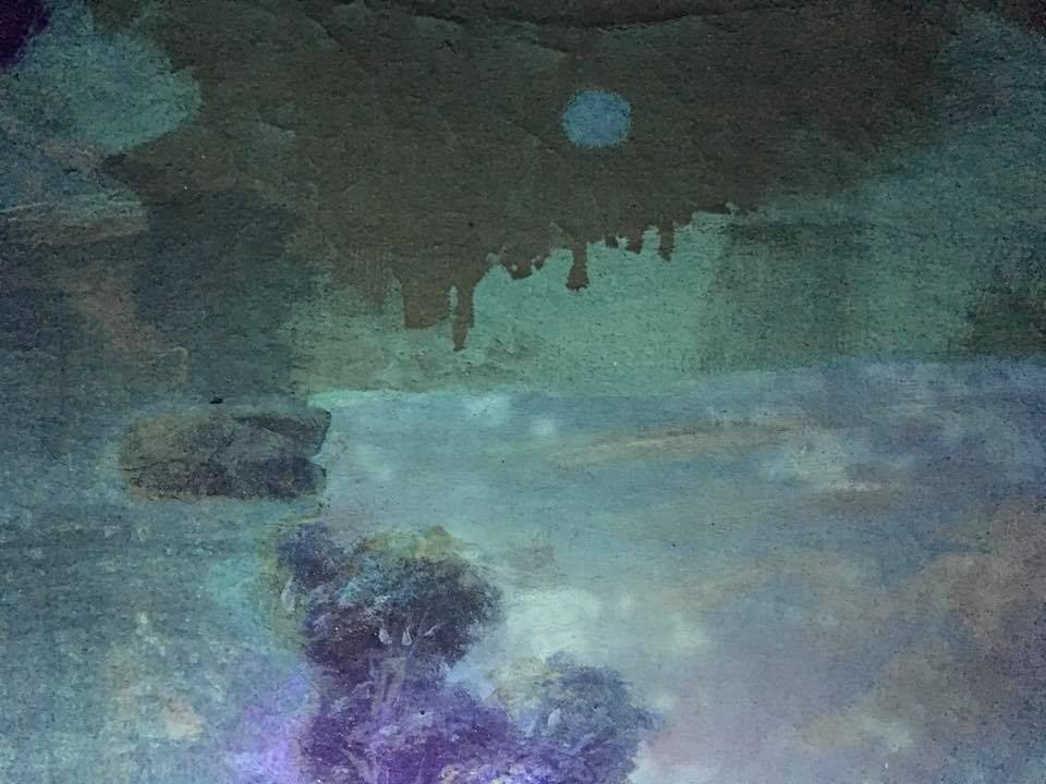 Vue du vernis sous UV lors de la restauration du tableau